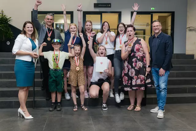 Siegerprojekt der TFBS für Handel und Büro Imst: LA Astrid Mair (l) und AK Vizepräsident Klaus Rainer (r) mit den teilnehmenden Lehrlingen Lena Weinberger, Melina Mair, Leni Holzknecht, Lorena Mangweth (hintere Reihe von links), Kinder Adrian Starjakob und Milena Mark (haben die Schülerinnen bei der Präsentation unterstützt), Chiara Starjakob (vorne v. links), Direktor Mario Schütz (2. v. links) und Fachlehrerin Sabrina Rieß (2. von rechts). | Foto: AK Tirol