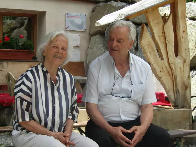 Die Geschwister Inge Pechtl (Seniorchefin Zirbenhof Mandarfen und Malerin) und Willi Pechtl (Maler und Autor) bei der Vernissage in der Handwerksmühle Ritzenried | Foto: Tatschl