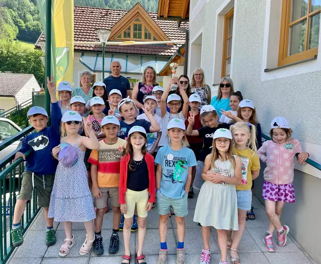 Sportlich unterwegs: Volkschulkinder und Gemeinderat gab beim Schrittezählen vollen Einsatz – Teamgeist stand im Mittelpunkt. | Foto: ZvG Gemeinde Loich
