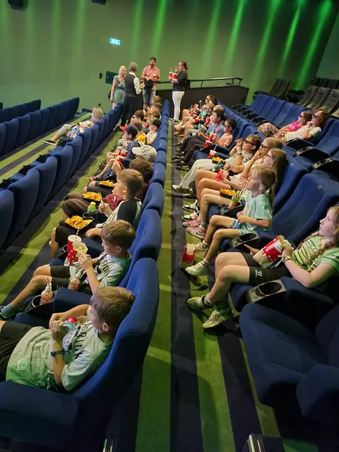 Die jungen Eishockey-Talente verbrachten einen unterhaltsamen Nachmittag mit Popcorn und Erfrischung. | Foto: LE Kings