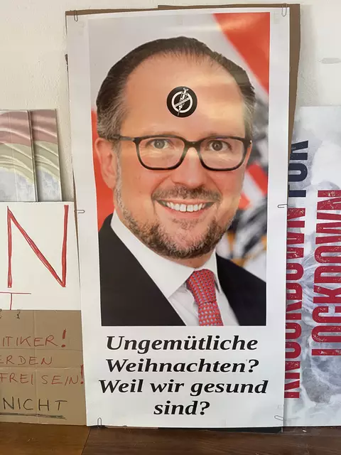 Alexander Schallenberg mit Anti-Impf-Aufkleber | Foto: Josef Goldhofer
