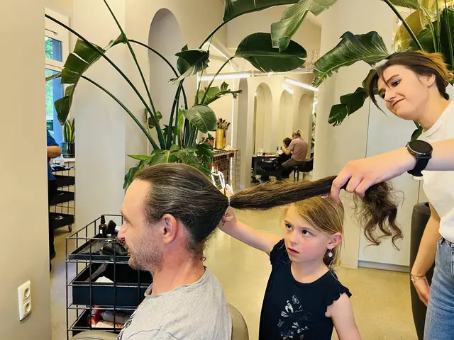 Die 6 Jahre alte Josefin darf die Haare von Papa Josef Astl für eine Haarspende abschneiden. | Foto: Nicole Astl