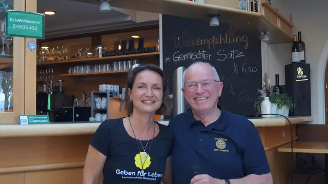 Können sich über eine mehr als gelungene, gemeinsame Aktion freuen: Cemanur Turan vom Verein Geben für Leben und Rotary-Präsident Hans Kreuzer. 