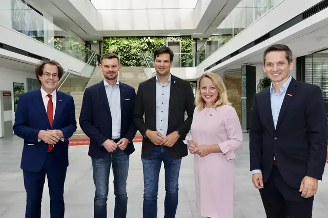 Hans Roth (li) mit Feldkirchens Vzbgm. David Wilfling, Landesrat Hannes Amesbauer sowie Eva Naux und Andreas Opelt vom Saubermacher-Management. | Foto: Saubermacher