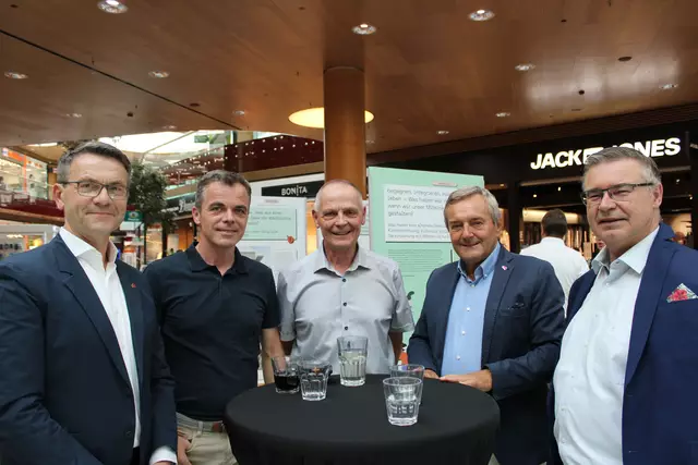 Wallner Rainer, Gert Binder, Dietmar Rehling, Reinhard Knaus und Heinz Kornfeind besuchten die Ausstellung. | Foto: Anika Paul