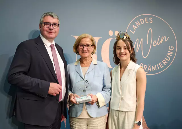 NÖ Weinbaupräsident Reinhard Zöchmann, Landeshauptfrau Johanna Mikl-Leitner und NÖ Weinkönigin Laura Hummel bei der NÖ Weingala. | Foto: NLK Pfeiffer
