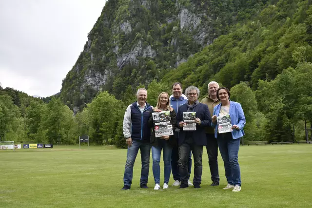 Beim Termin im Waldstadion lautet das Fazit der Beteiligten: „Wir freuen uns darauf! Die Veranstaltung ist gut für den Zusammenhalt und die Gemeinschaft.“ Am Foto von rechts: Bürgermeisterin Elisabeth Lobnik, Eduard Kummer, Ritschi Vejnik, Christian Varch, Vizebürgermeisterin und FCE-Funktionärin Manuela Lobnik und Josef Grubelnik | Foto: MeinBezirk.at