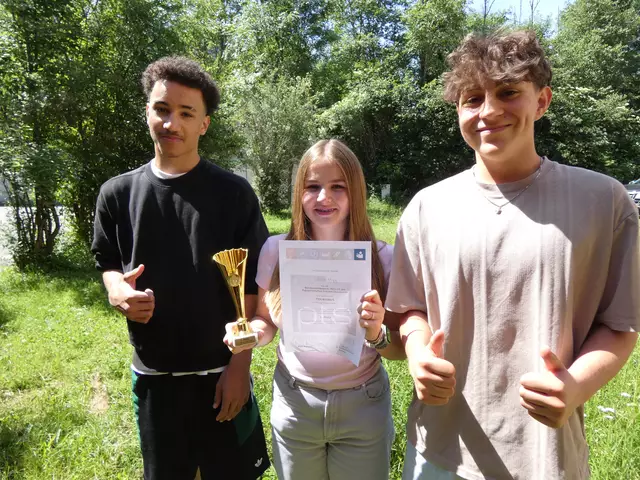 Louis Gadient, Laura Nigg und Leandro Bernhart waren  beim PTS-Bundeswettbewerb für Tourismus in Wien erfolgreich. 