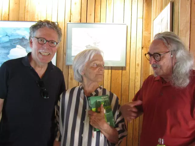Elmar Peintner (Zeichner und Maler), Inge Pechtl und   Dr. Franz Eiter (Arzt und Maler) im angeregten künstlerischen Austausch | Foto: Tatschl