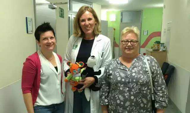 Mutter und Tochter bei der Spendenübergabe in der Onkologie | Foto: Nicole Astl