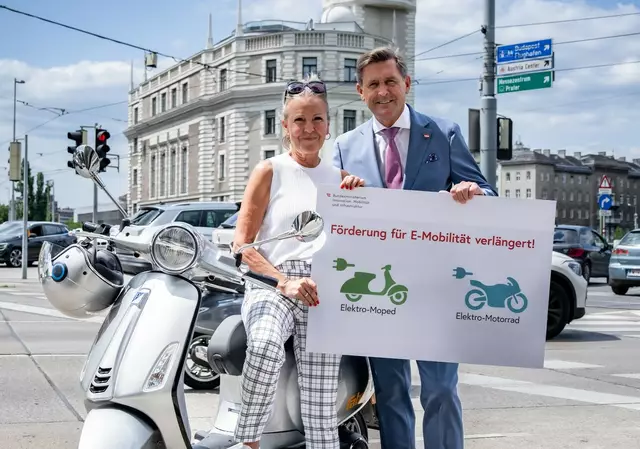 Mobilitätsminister Peter Hanke und Karin Munk, Generalsekretärin der Arge 2Rad. | Foto: Tobias Holzer/BMIMI