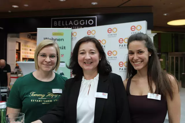 Die Leiterin des Einkaufszentrums Oberwart, Margit Portschy (Mitte) und ihr Team hießen die Ausstellung herzlich willkommen. | Foto: Anika Paul