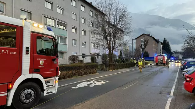 Rund drei Monate nach dem Brand in der Urichstraße in Landek meldet die Polizei, einen Tatverdächtiger gefasst zu haben. | Foto: Feuerwehr Landeck (einmalige Verwendung)