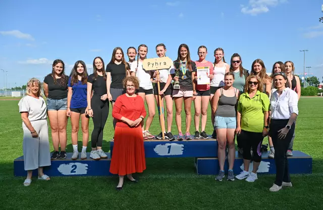 Bildungs-Landesrätin Christiane Teschl-Hofmeister (Mitte) mit dem siegreichen Mädchenteam der LFS Pyhra | Foto: Jürgen Mück