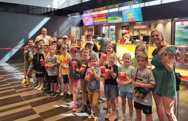 Für einige Eishockey-Nachwuchsspieler der LE Kings ging es am Dienstag auf Einladung des Sponsors Cineplexx ab ins Kino. | Foto: LE Kings