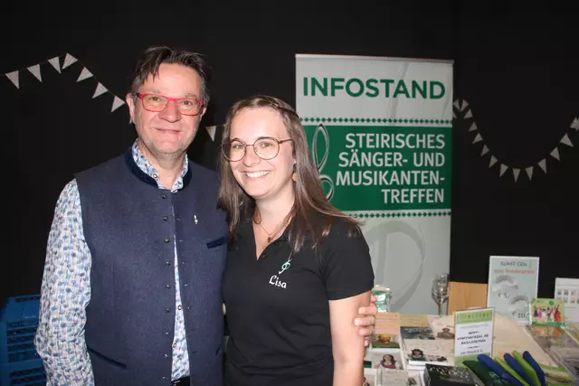 Karli Lenz moderierte die Sendung, seine Frau Lisa saß im Übertragungswagen vor dem Gemeindesaal. | Foto: MeinBezirk/Hofmüller