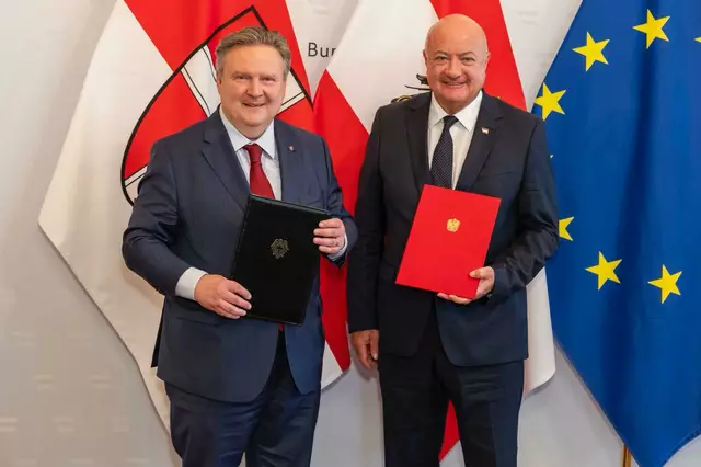 Bürgermeister Michael Ludwig (SPÖ) und Bundeskanzler Christian Stocker (ÖVP) nach der Unterzeichnung der Bewerbung. | Foto: Stadt Wien / Bubu Dujmic