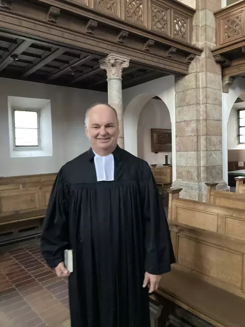 Als Pfarrer und Polizeiseelsorger kennt Felix Leibrock die Realität hinter den Kriminalfällen genau. | Foto: Felix Leibrock