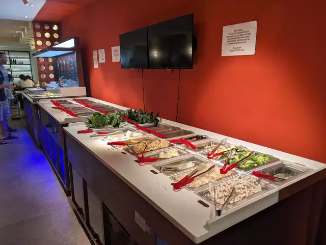 Am Buffet wartet eine große Auswahl an rohen Zutaten, die dann am Tisch im heißen Topf gekocht werden. | Foto: Matthias Pandrea