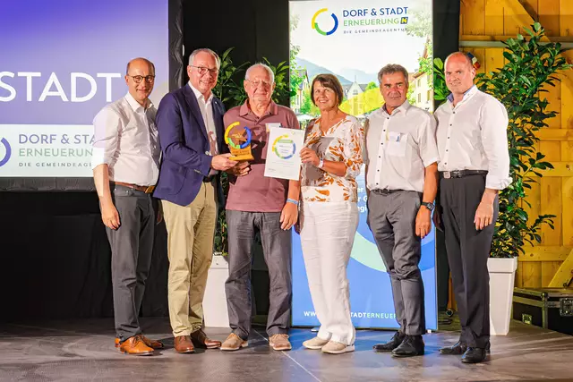 Dorfheld Angern: Präsident Johannes Pressl, LH-Stv. Pernkopf, Dorfheld Johann Söchstl, Maria Forstner, Bgm. Robert Meißl, Vbgm. Rene Zonschits | Foto: Benjamin Wald