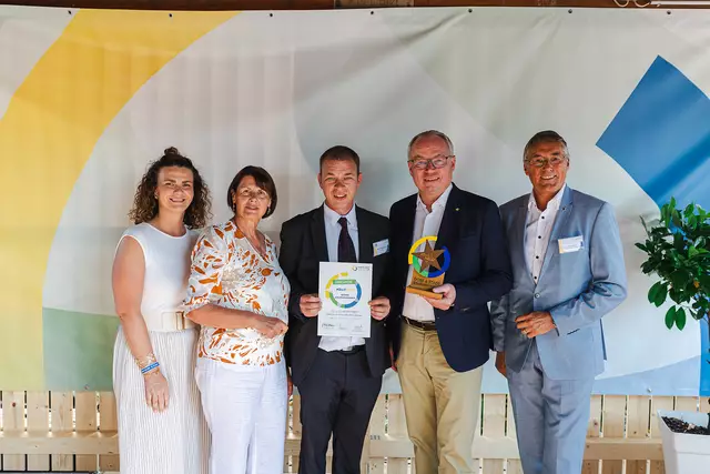 Dorfhelden Strasshof an der Nordbahn: LH-Stv. Stephan Pernkopf, Obfrau Maria Forstner, Dorfheld Bernd Aschenbrenner, Bgm. Ludwig Dietl, Vbgm. Julia Neidhart Hermann | Foto: Benjamin Wald