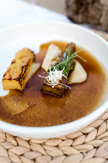Als Hauptgericht serviert wurden 24 Stunden gegarte Shortribs. | Foto: Matthias Streibel