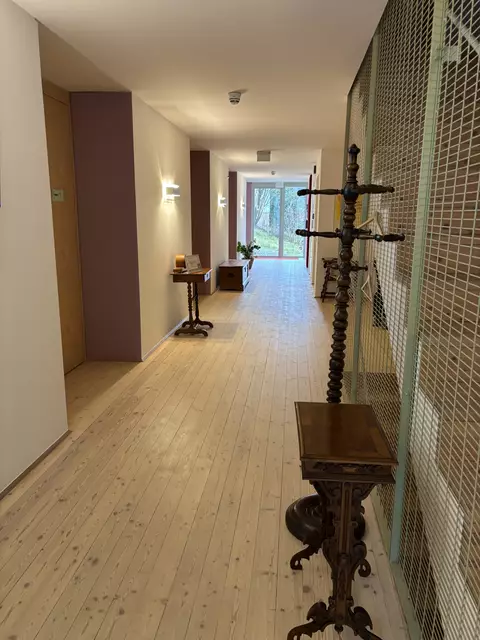 Für die Architektur mit ihrer allgegenwärtigen Symbiose aus Tradtition und Moderne gab es schon bei der Erbauung des Klosters die Geramb-Rose. | Foto: Margot Jeitler
