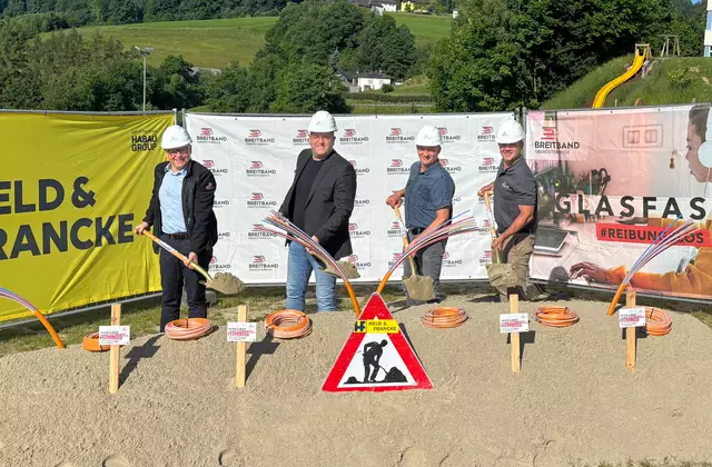 Beim Spatenstich in Peilstein (v. l.): Martin Wachutka (technischer Geschäftsführer BBOÖ), Felix Grubich (Bürgermeister Peilstein), Günter Siegl (Amtsleiter Peilstein), Volker Dobringer (BBOÖ). | Foto: BBOÖ