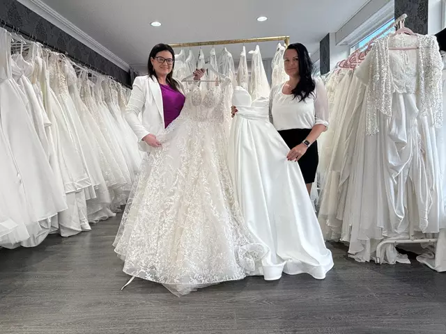 Melanie Erasim (links) betreibt das Brautkleidgeschäft Mariebelle auf der Wieden.  | Foto: Nathanael Peterlini/MeinBezirk