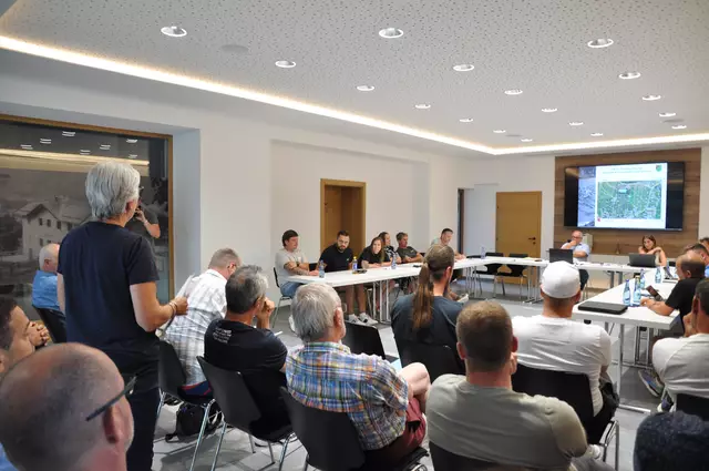 Das Golfplatzprojekt sorgte für reges Interesse bei den Zuhörern, darunter Geschäftsführerin Christine Hackl, die sich zu Wort meldete.