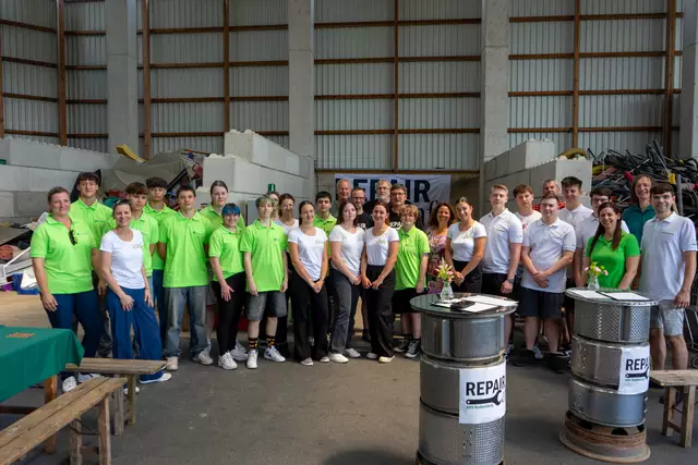 Schülerinnen und Schüler der HLW Mureck und der i:HTL Bad Radkersburg sowie Mitarbeiterinnen und Mitarbeiter des Abfallwirtschaftsverbandes kooperierten im Repair-Café. | Foto: i:HTL Bad Radkersburg