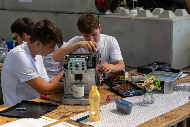 Schüler der i:HTL halfen dabei, kaputte Geräte wieder zum Laufen zu bringen. | Foto: i:HTL Bad Radkersburg