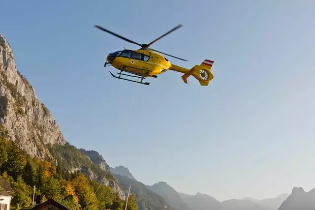 Die Schwerverletzte wurde vom Rettungshubschrauber C11 mittels Seilbergung gerettet. (Symbolfoto) | Foto: stock.adobe.com/at/Lubos Chlubny 