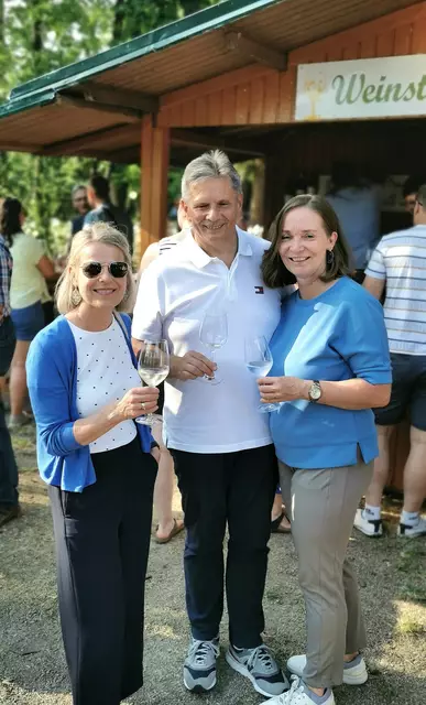 Daniela, Karl und Isabella schätzen das besondere Flair des Sparkassengartens. | Foto: Josef Messirek