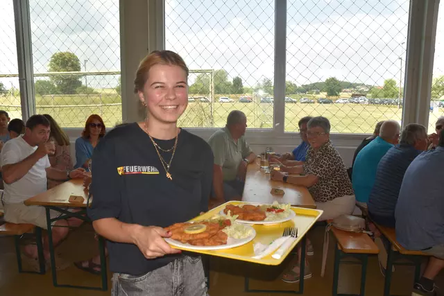 Anna Laczko servierte die frisch gemachten Wiener Schnitzel mit einem Lächeln. | Foto: Michael Strini