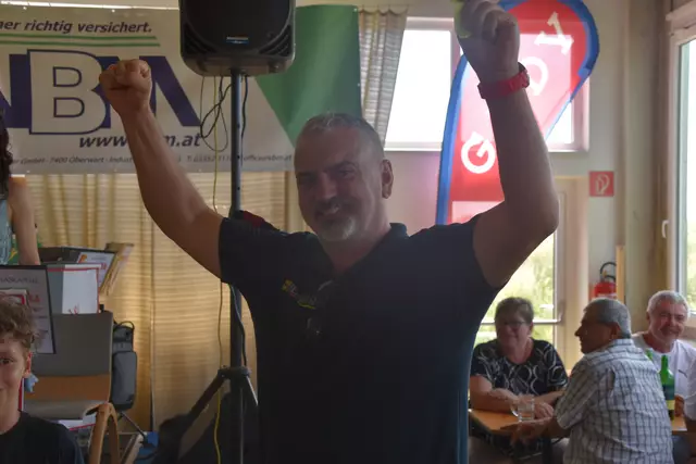 Tombola-Sieger Rainer Muhr: "Hurra, der Maibaum kommt!" | Foto: Michael Strini