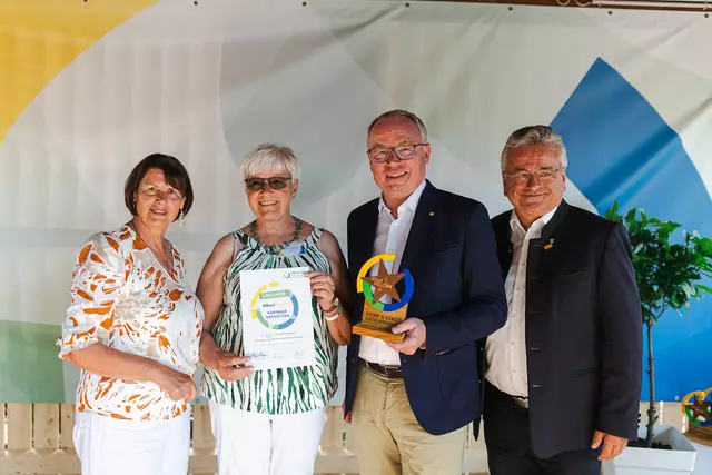 Dorfhelden Jedenspeigen: LH-Stv. Stephan Pernkopf, Obfrau Maria Forstner, Dorfheldin Gertrude Hofstetter, Bgm. Alfred Kridlo | Foto: Benjamin Wald
