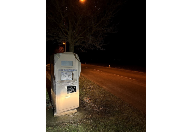 Unbekannte Täter sprengten eine Radarbox in Raasdorf zweimal mit Böllern. | Foto: PI Groß-Enzersdorf