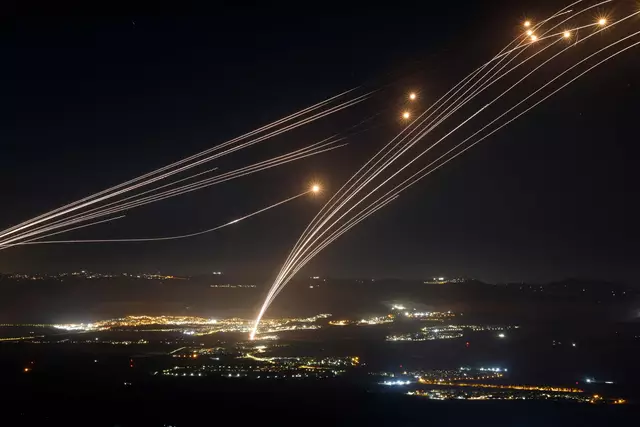 Experten erwarten aufgrund des Nahost-Konflikts steigende Energiepreise. Hier zu sehen: Raketen aus Libanon im Norden Israels im Vorjahr. | Foto: JALAA MAREY / AFP / picturedesk.com