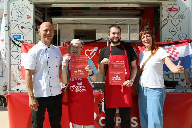 Die zwei Sieger des Kochwettbewerbs freuen sich auf das Finale in Zagreb. Im Bild (v.l.): Vedran Habel, Gründer des Vereins Unuo, Otto Fröhlich, Gewinner in der Kategorie Kochen, Samet Kilic, Gewinner in der Kategorie Cocktail und Nadja Geisler, Leiterin von Pippilotta und Lebenshilfe Tirol. | Foto: Lebenshilfe Tirol / Manfred Lechner 