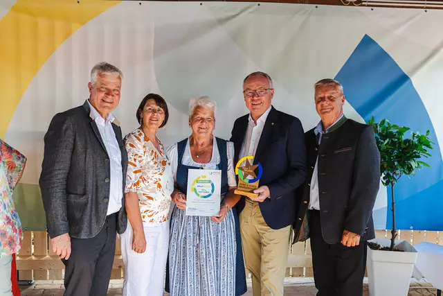 Allhartsberg: Bürgermeister Anton Kasser (ÖVP), Obfrau Maria Forstner, Dorfheldin Cilli Gallhuber, LH-Stv. Stephan Pernkopf und Obmann Dorferneuerungsverein Gottfried Übellacker. | Foto: Benjamin Wald