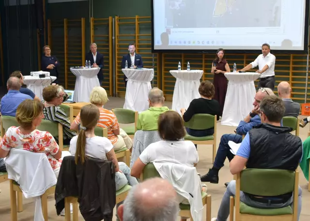 Claudia Schönegger (Raumplanung), TVB-Geschäftsführer Lukas Krösslhuber, Bürgermeister Alexander Hochfilzer, Moderatorin Sarah Untner, Bergbahn-Geschäftsführer Johannes Winkler (v. li.). | Foto: Roswitha Wörgötter