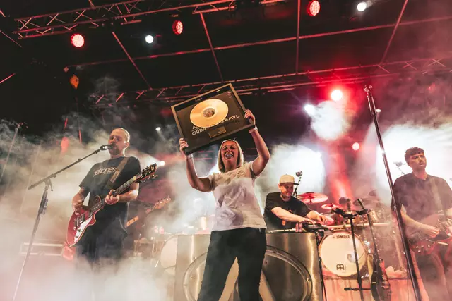Katrin Helbing aus Pucking kann es kaum fassen: Stellvertretend für die Ö3-Community erhielt sie während des Konzerts die goldene Schallplatte überreicht. | Foto: Philipp Hirtenlehner
