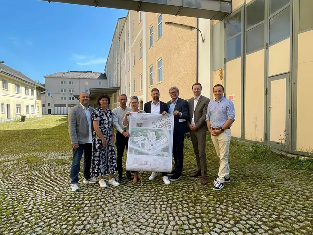 Beim Auswahltermin zum Siegerprojekt des städtebaulichen Wettbewerbs: Stadtrat Thomas Pamminger, Gemeinderätin Christine Schön, Wilhelm Guner und Sandra Gnigler (mia2 Architektur), Bürgermeister Peter Schobesberger, Wolfgang Modera (Vorstandsvorsitzender GIWOG), Rene Jank (Vorstandsmitglied GIWOG) und Vizebürgermeister David Soucek-Hofmann (v.l.). | Foto: Stadt Vöcklabruck 