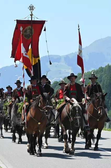 Die Pferde tragen zum Teil ein eigenes Antlassgeschirr, das nur zu diesem Anlass angelegt wird. Einige der Geschirre sind über 200 Jahre alt und werden nur wenn nötig teilerneuert. 