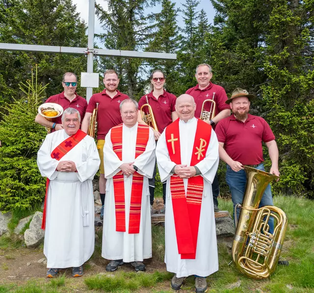 „Weisenbläser der Bergkapelle Styromag St. Katharein" mit Diakon Martin Fladl, Prälat Anton Höslinger und Pfarrer Herbert Kernstock vor dem Floninger Gipfelkreuz | Foto: Stift Klosterneuburg