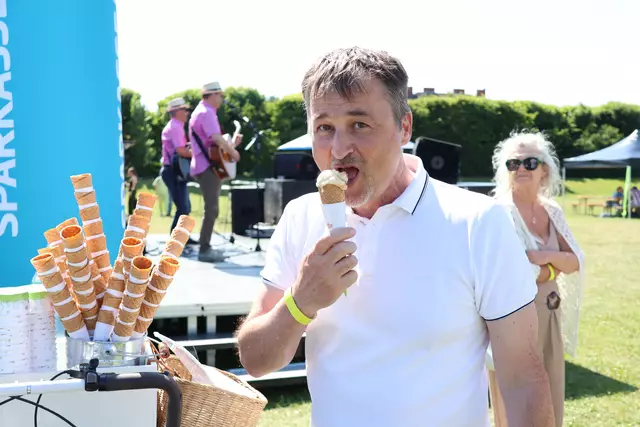 Dem Schulleiter schmeckt's: Die Eis-Spende der FH kam gut an. | Foto: Kathrin Schauer