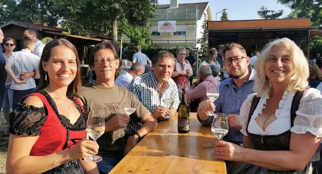 Moderatorin Iris Pfeifhofer genießt mit Freunden den Wein und die gute Stimmung. | Foto: Josef Messirek