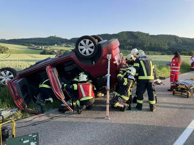 Die verletzte Person wurde ins Krankenhaus gebracht. | Foto: FF Ottnang