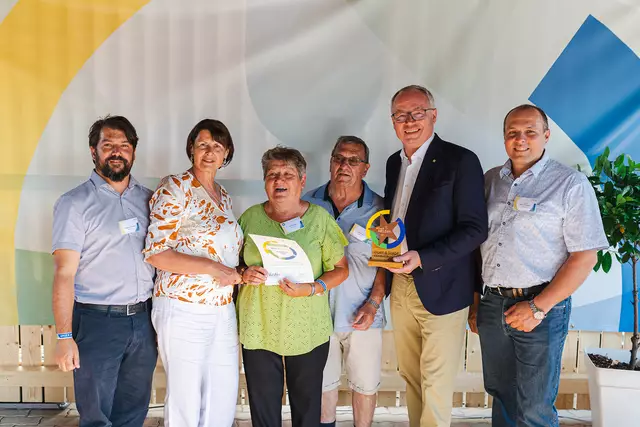 Dorfhelden Glinzendorf: LH-Stv. Stephan Pernkopf, Obfrau Maria Forstner, Dorfheldin Susanne Iser, Bgm. Andreas Iser-Quirgst, Herbert Iser, Vbgm. Roman Schauer | Foto: Benjamin Wald